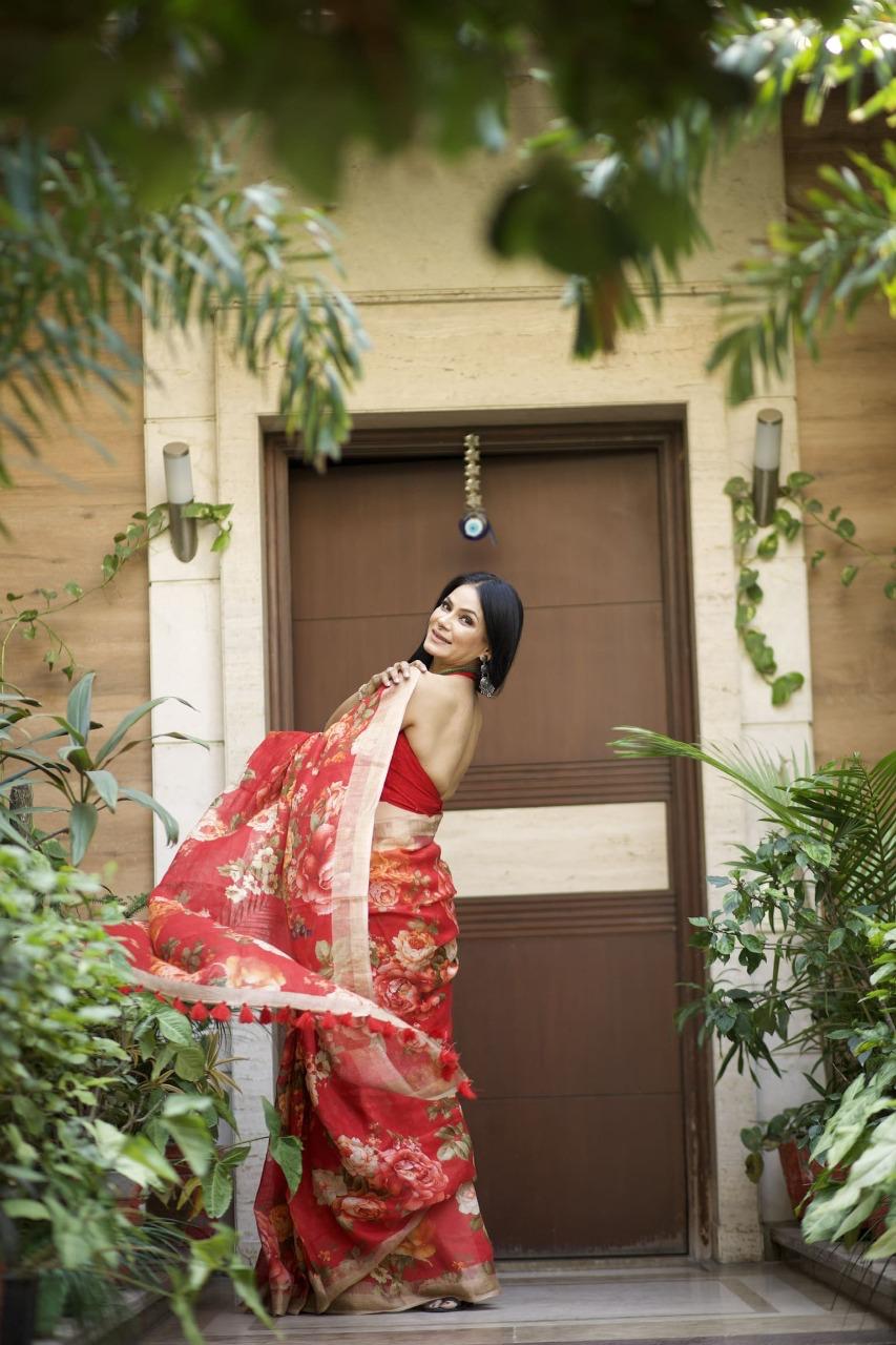 Scarlet Rhapsody Floral Linen Saree with Zari Border