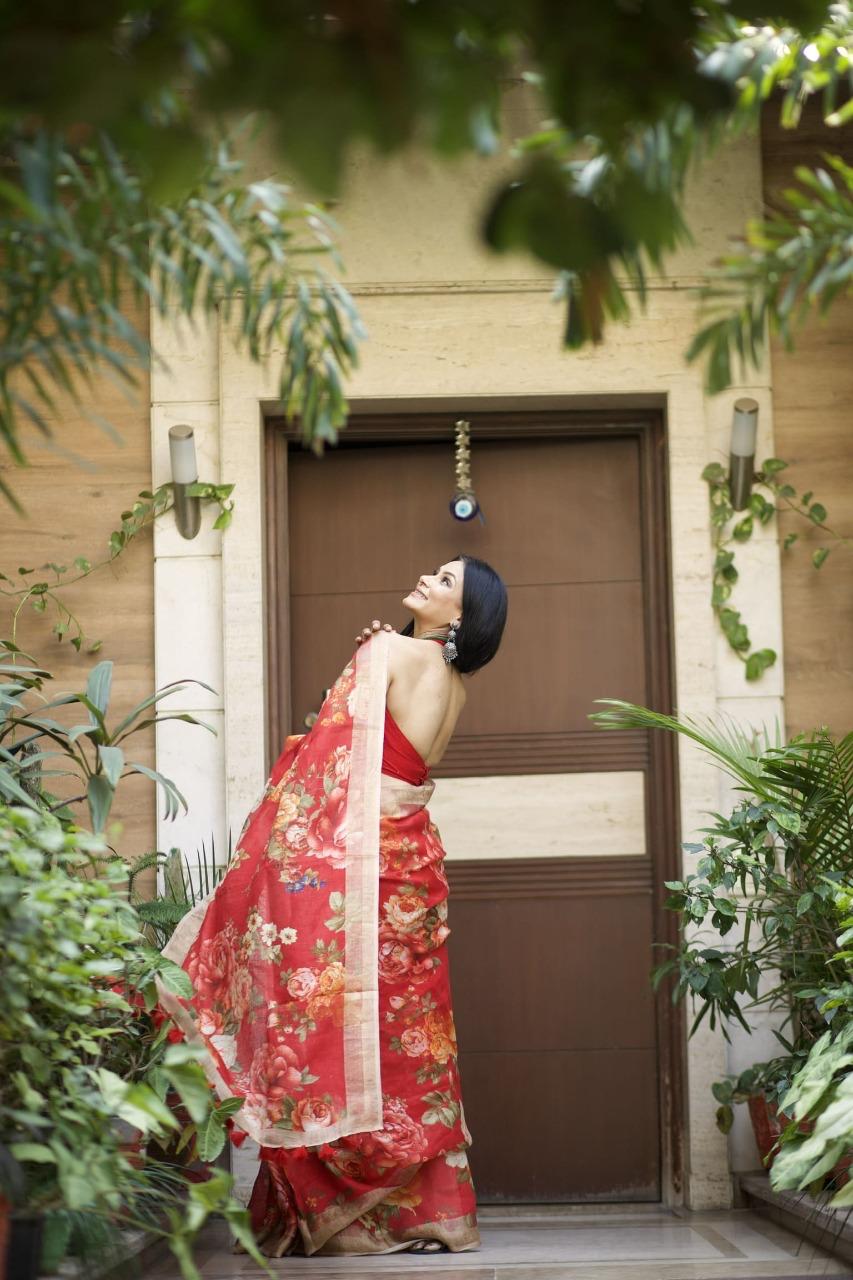 Scarlet Rhapsody Floral Linen Saree with Zari Border