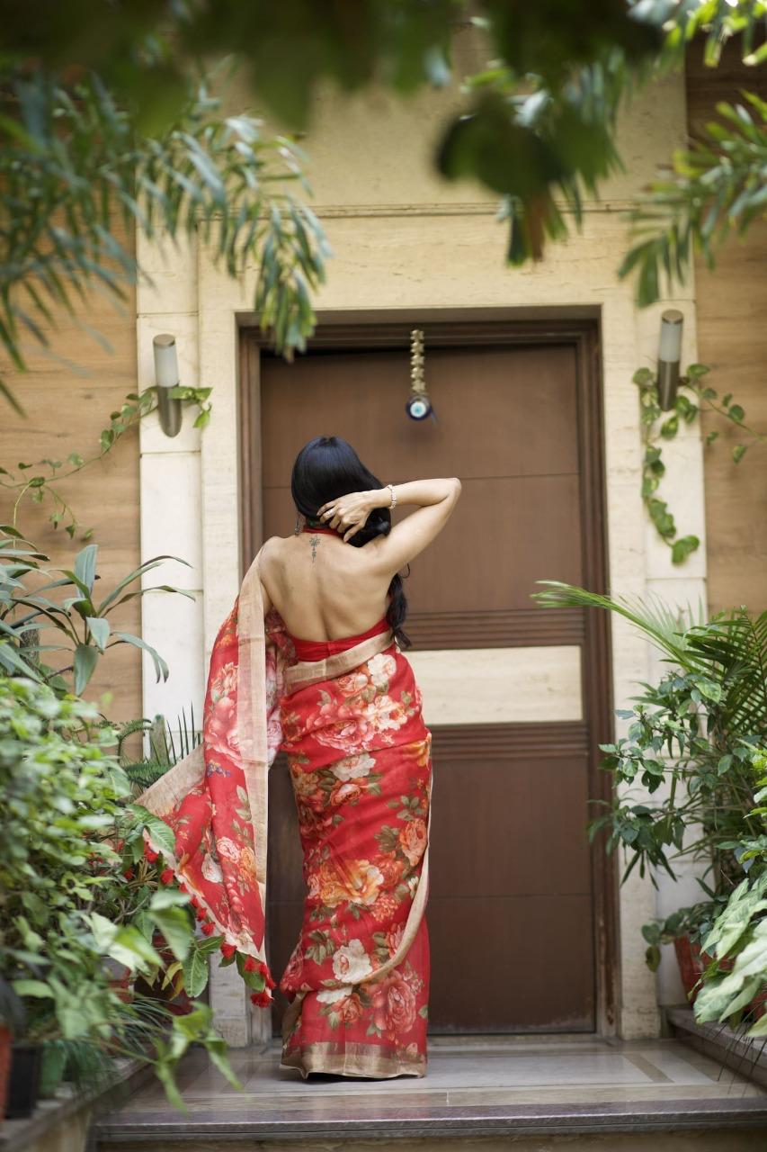 Scarlet Rhapsody Floral Linen Saree with Zari Border